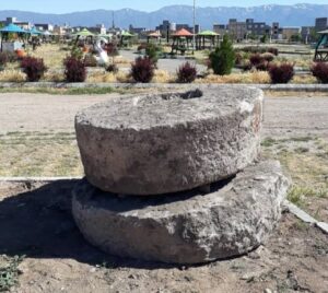 حین عملیات خاک‌برداری انجام شد؛ شناسایی دو آسیاب سنگی تاریخی در شهرستان سراب