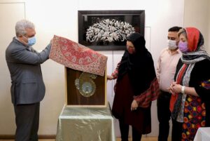 وزیر میراث فرهنگی اولین تابلوی«قلم‌زنی با تلفیق فیروزه» را رونمایی کرد