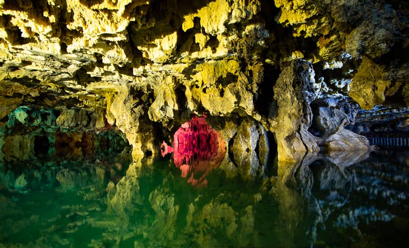 لذت بردن از زیبایی های غار علیصدر با رعایت کامل پروتکل های بهداشتی
