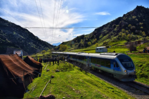 گردشگری با قطار لرستان چشم هر بیننده‌ای را می‌نوازد