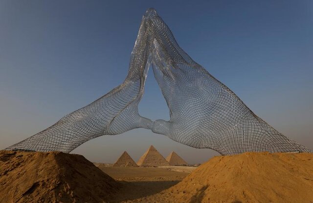 تصاویری از چیدمان‌های عظیم هنری در کنار اهرام مصر