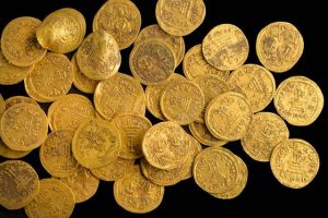 کشف گنجینه‌ای از سکه‌های طلا در دیوار