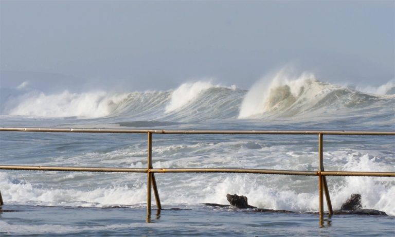 باد شدید و افزایش ارتفاع امواج در سواحل شمال کشور
